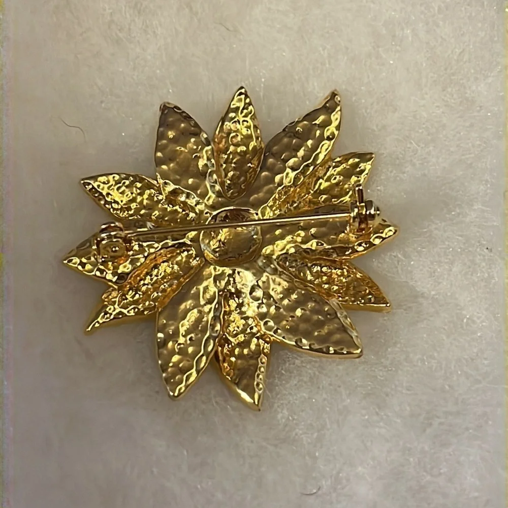 🎄💫 Vintage Poinsettia Red Enamel Gold Tone Brooch ✨